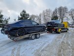 Dviejų automobilių pervežimas evakuatoriumi su priekaba žiemą
