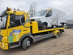 Apgadinto mikroautobuso pervežimas evakuatoriumi